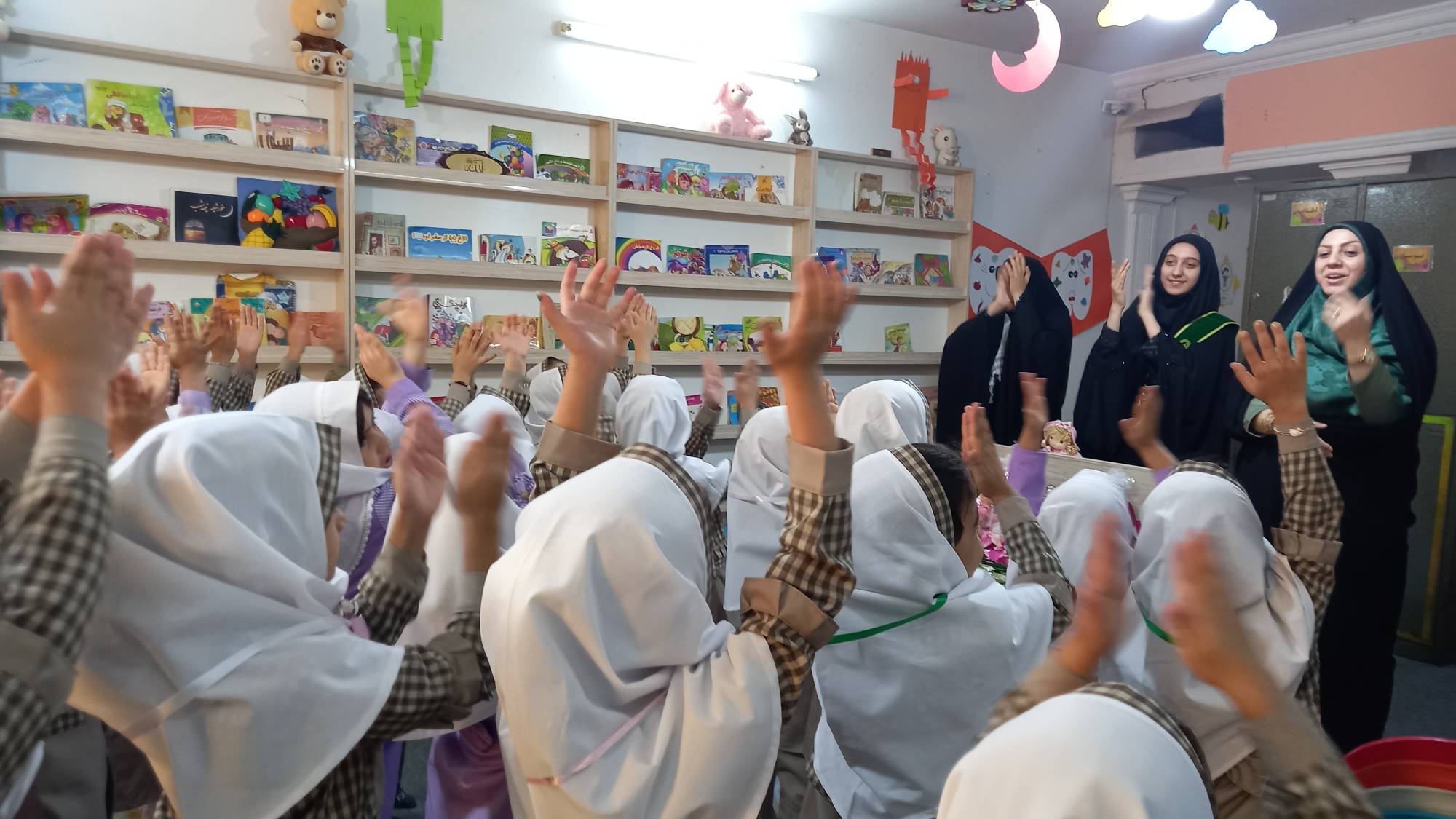همدلی و مهروروزی دانش آموزان مدارس امام رضا(ع) با کودکان مناطق محروم