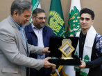 مدال طلای کشتی‌گیر قهرمان جهان به موزه حرم مطهر رضوی اهدا شد