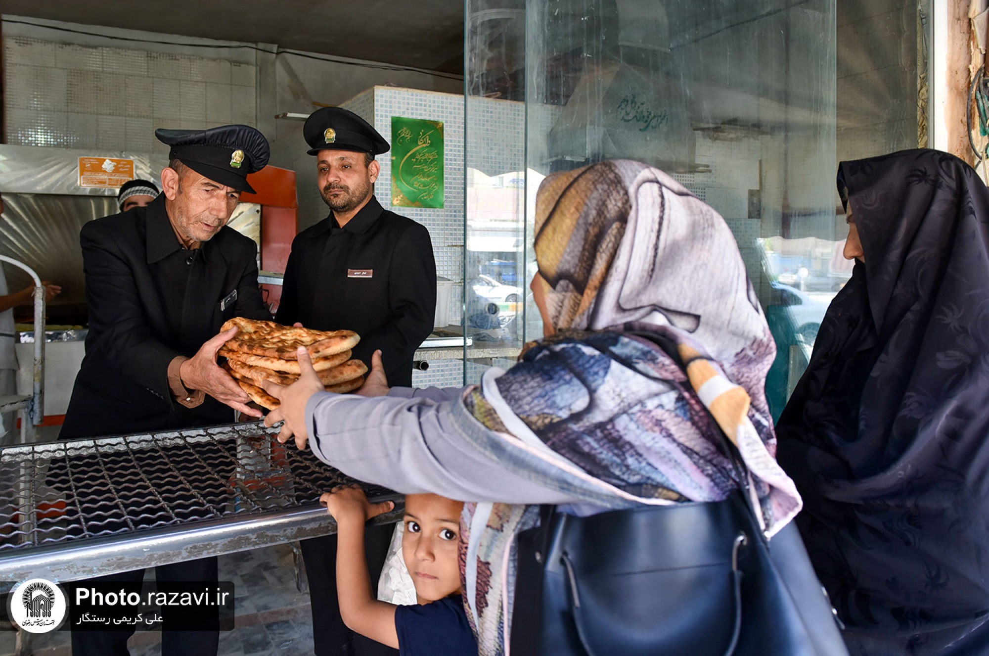 توزیع نان صلواتی به مناسبت شهادت امام حسن عسکری در مشهد