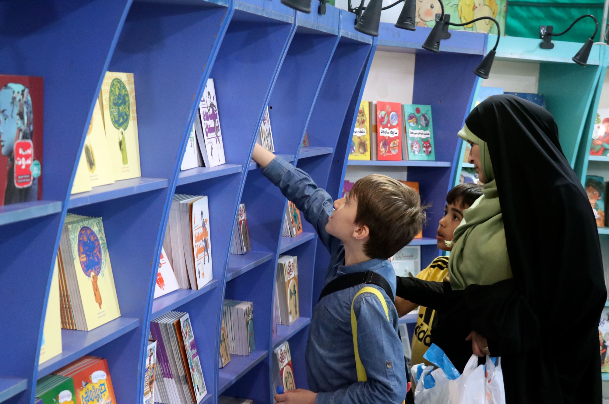 غرفه کودک و نوجوان انتشارات به‌نشر در نمایشگاه کتاب تهران