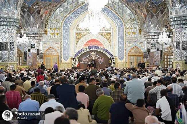 إقامة مراسم عزاء في ذکری وفاة کریمة أهل البیت(ع) في الحرم الرضوي الشریف