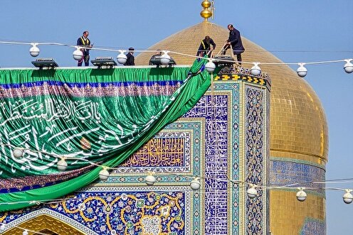 تزيين الحرم الرضوي الشریف بمناسبة ذكرى ولادة الإمام الحسن العسكري (ع)