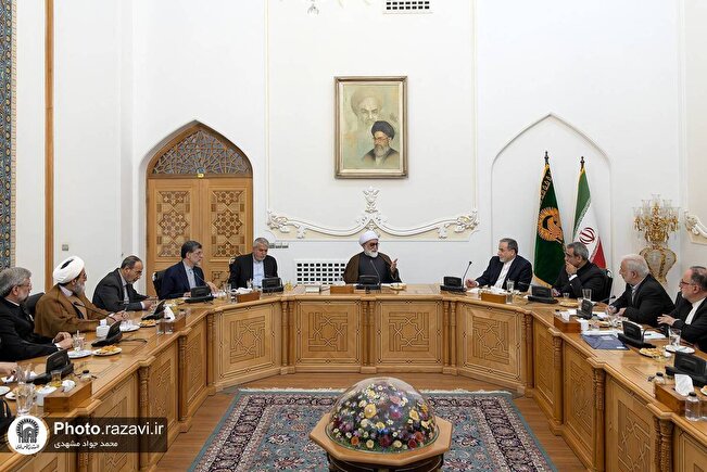 ضرورة النظرة الوطنية إلى قضية الزيارة / الإمام الرضا(ع) محور الهداية والسكينة ووحدة الشعب الإیراني