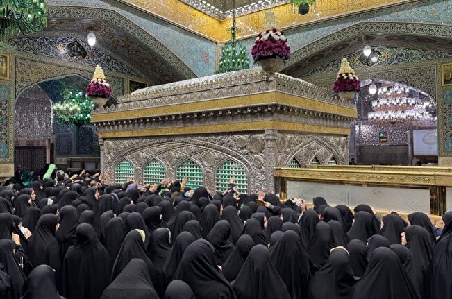 إقامة مراسم إزالة الغبار عن ضریح الإمام الرضا(ع) بمشاركة مجموعة من النساء