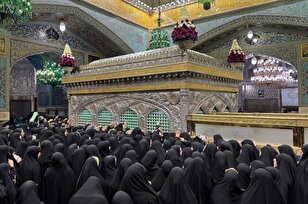 إقامة مراسم إزالة الغبار عن ضریح الإمام الرضا(ع) بمشاركة مجموعة من النساء