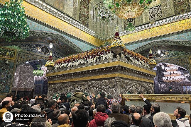 تزيين الحرم الرضوي الشريف باکثر من 30 ألف وردة وغصن ورد