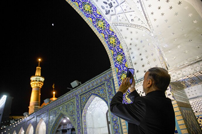 إقامة صلاة الآیات تزامنا مع خسوف القمر في الحرم الرضوي الشریف