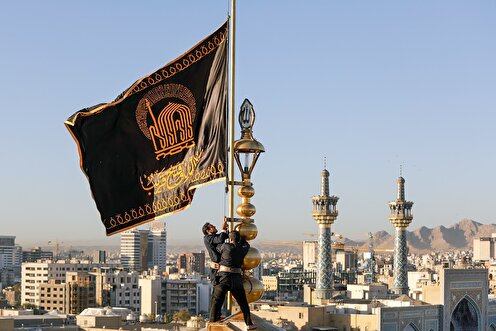 مراسم تغيير راية حرم الإمام الرضا (ع) تزامنا مع الثالث من ربيع الأول