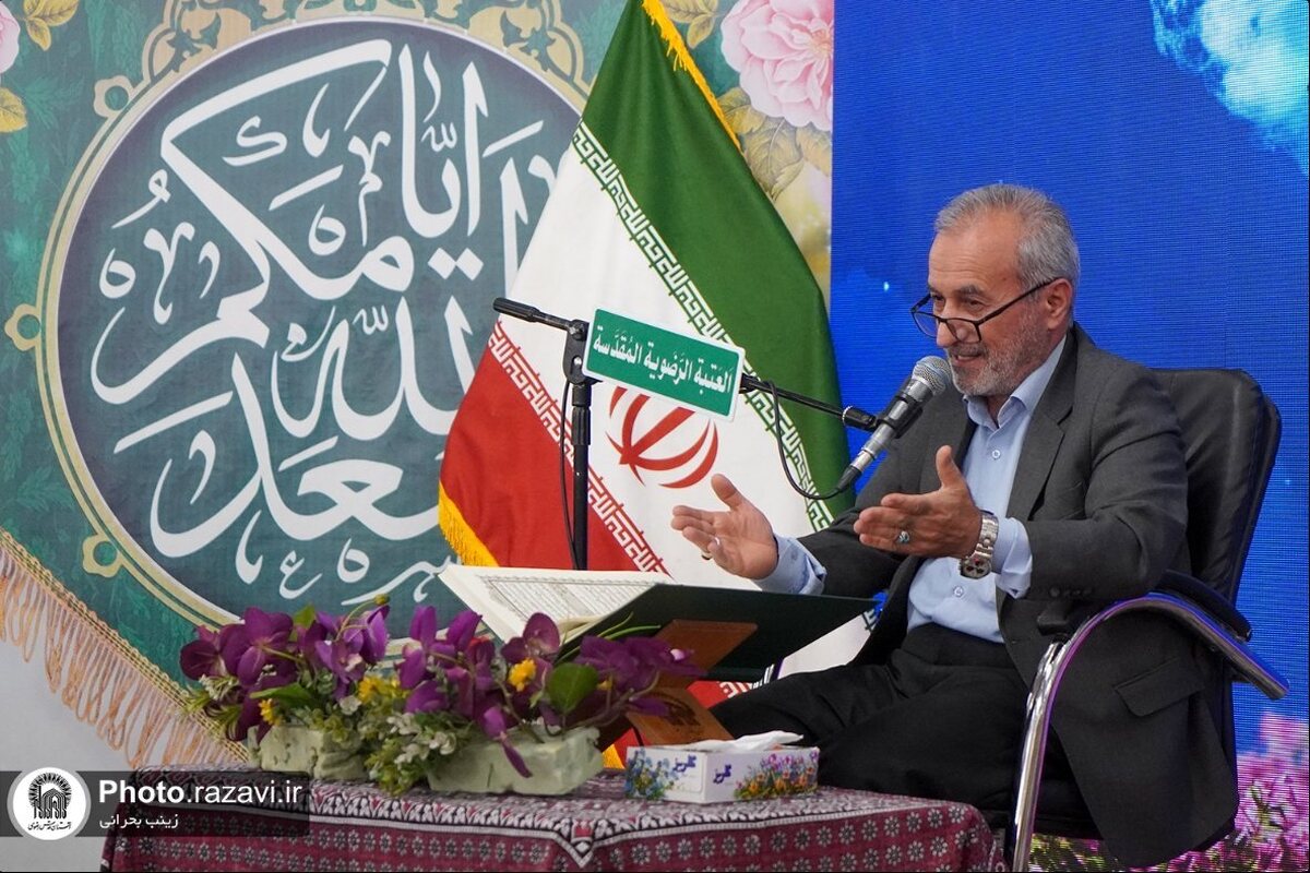 تعليم القرآن الكريم للزوار الناطقين بالعربية في الحرم الرضوي الشريف