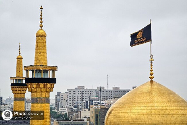 رفع علم العزاء في الحرم الرضوي الشریف