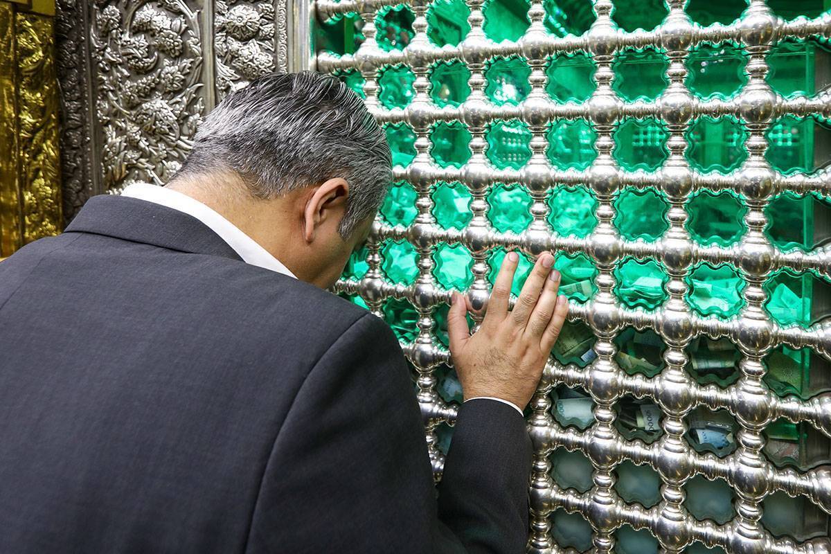 Pakistan interior minister visits holy shrine