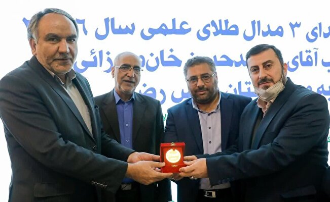 Iranian scientist presents intl. scientific gold medals to AQR museum