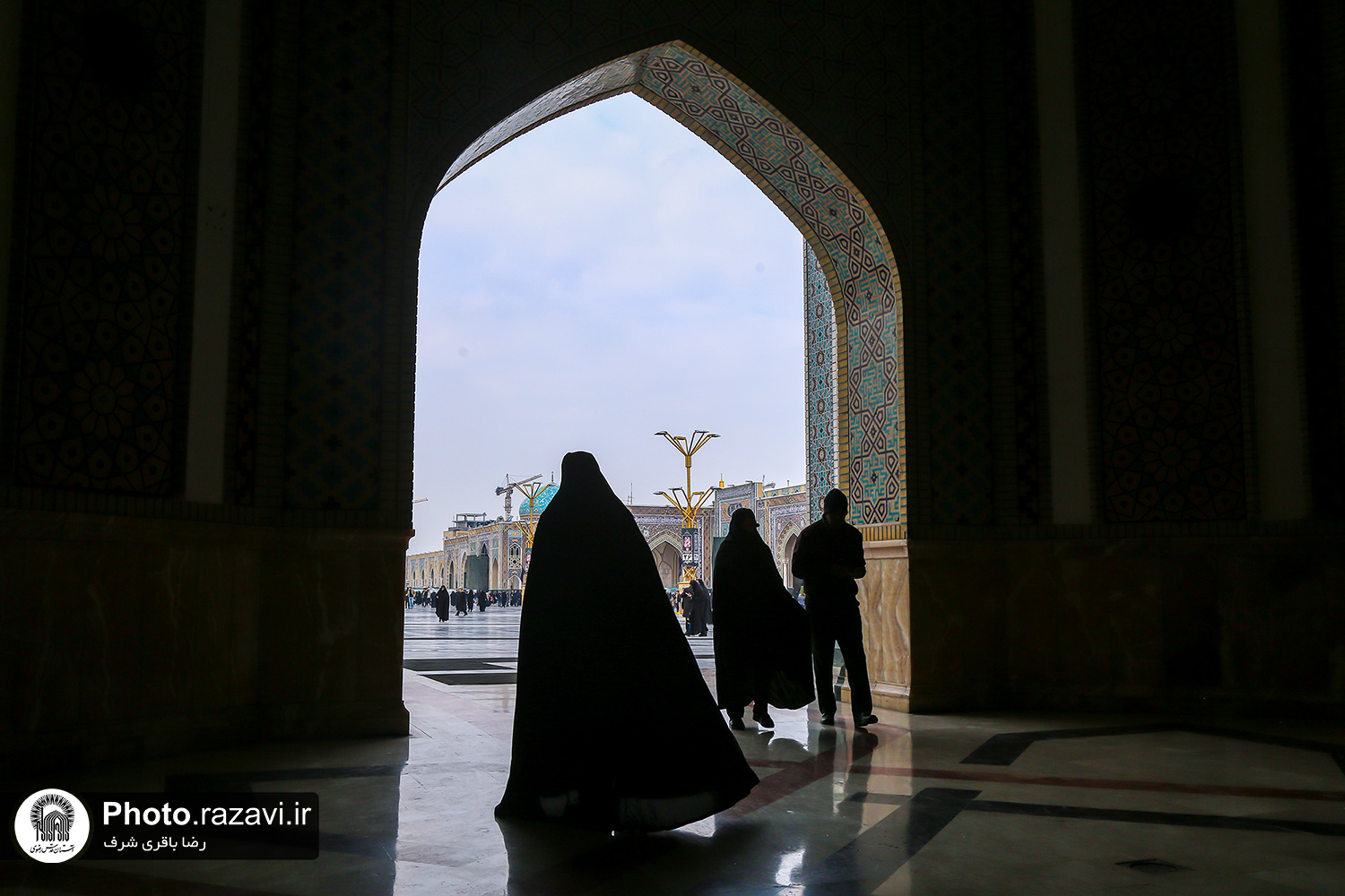 عکس با کیفیت : زیارت در حرم مطهر رضوی