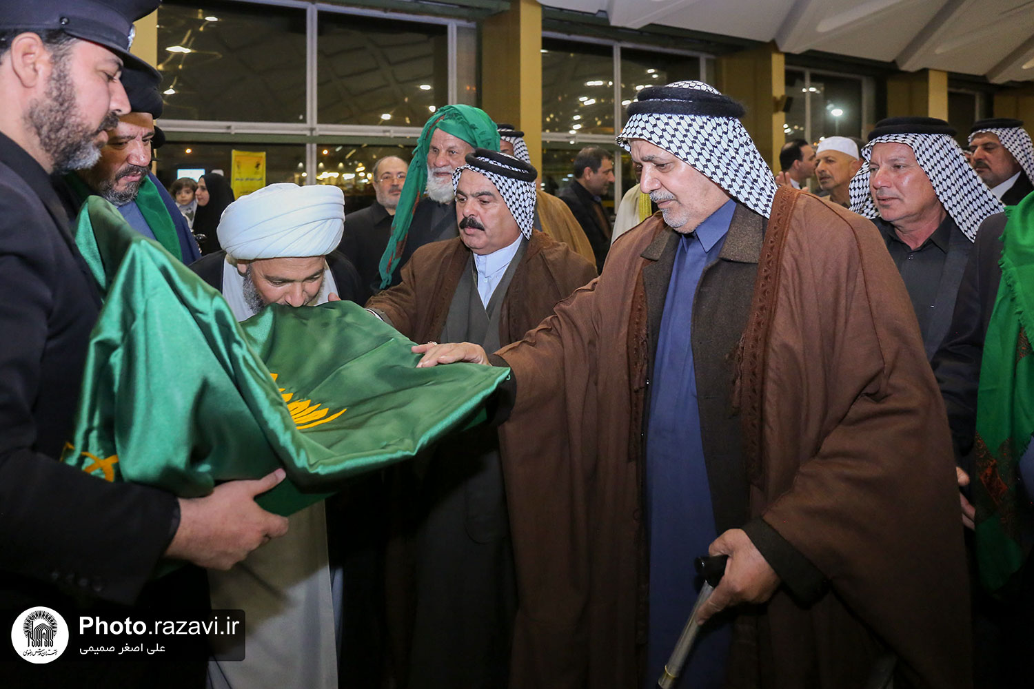 مراسم استقبال از موکب‌داران عراقی توسط خدام حرم مطهر رضوی