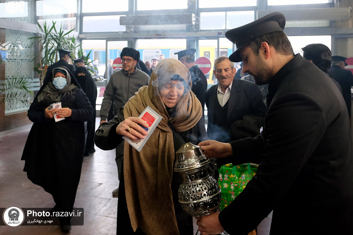 استقبال از زائران مشهد مقدس توسط خدام حرم مطهر رضوی