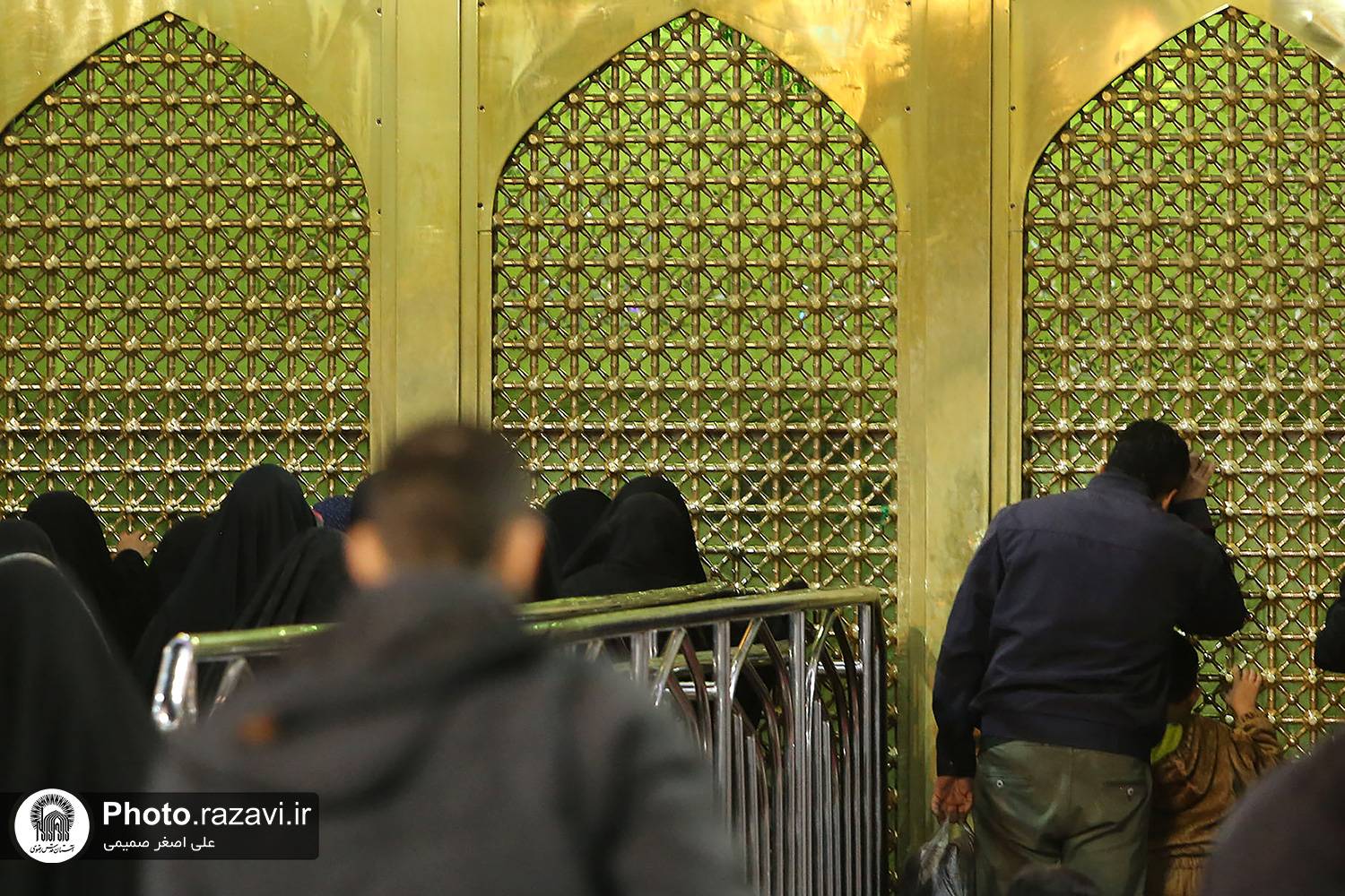 قصه ارادت، قصه عجیبی است؛ ارادتی که به عشق و ابتلا تبدیل می‌شود. ارادتی که شاید در زندگی بوده اما به چشم نیامده باشد اما حالا به واسطه گوشه چشمی، روزگار را چنان تغییر می‌دهد که جز حیرت جایگزینی برایش نمی ماند. 