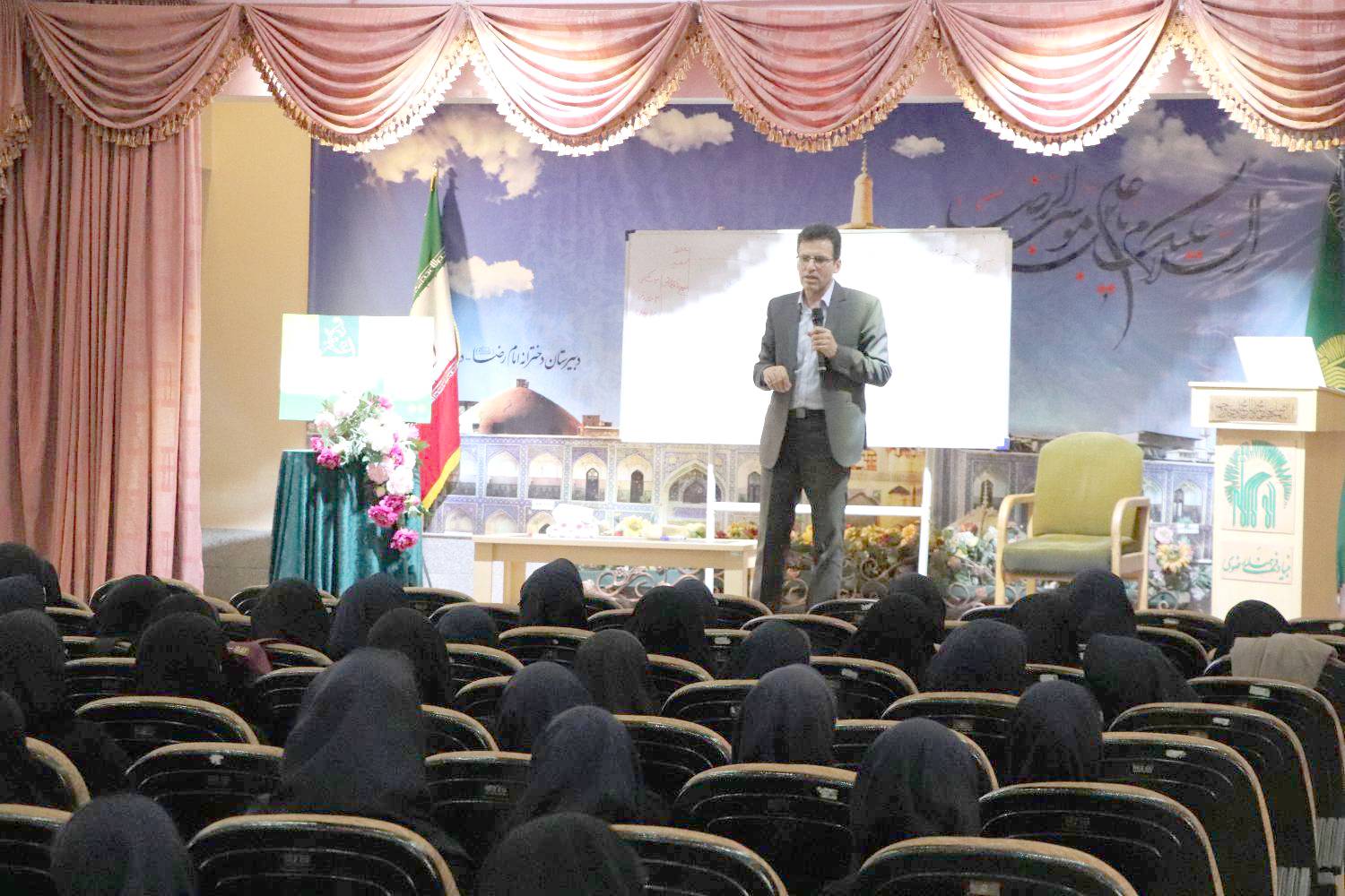 اولین جلسه همایش انگیزشی آماده‌سازی دانش آموزان دوره دوم متوسطه مدارس امام رضا(ع) برای حضور موفق در آزمون سراسری 1402 صبح امروز در سالن اجتماعات واحد 7 امام رضا(ع) برگزار شد.