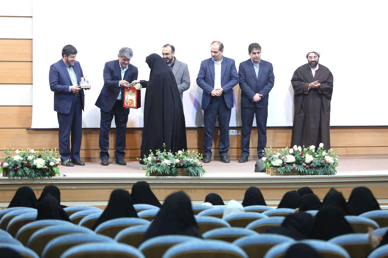 همایش تقدیر از فعالان امور تربیتی مدارس امام رضا(ع) با حضور رییس سازمان علمی و فرهنگی آستان قدس رضوی و مدیران بنیاد فرهنگی رضوی و مدارس امام رضا(ع) شامگاه گذشته در محل سالن اجتماعات دبیرستان علوم و معارف اسلامی امام رضا(ع) برگزار شد.