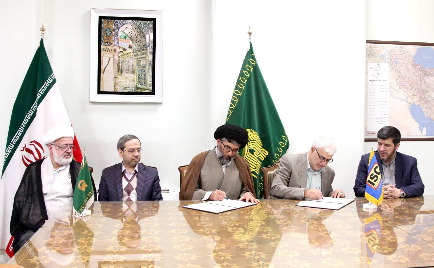 سازمان کتابخانه‌ها، موزه‌ها و مرکز اسناد آستان قدس رضوي و مؤسسه استنادي و پايش علم و فناوري جهان اسلام (ISC) همزمان با ولادت حضرت مهدی (عج) و در راستای ايجاد چارچوب همکاري مشترک در خصوص منابع اطلاعاتي، ظرفيت‌ها و فرصت‌هاي پژوهشي، مطالعاتي و تخصصي و بهره‌مندي متقابل از توانايي‌ها و امکانات يکديگر تفاهم نامه همکاری امضا کردند.