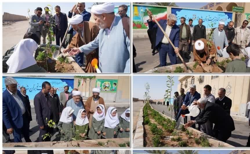 در روز درختکاری و تقارن آن با ایام ولادت باسعادت حضرت مهدی موعود(عج) 313 نهال در جوار بارگاه منور حضرت حسین بن موسی الکاظم(ع) کاشته شد.