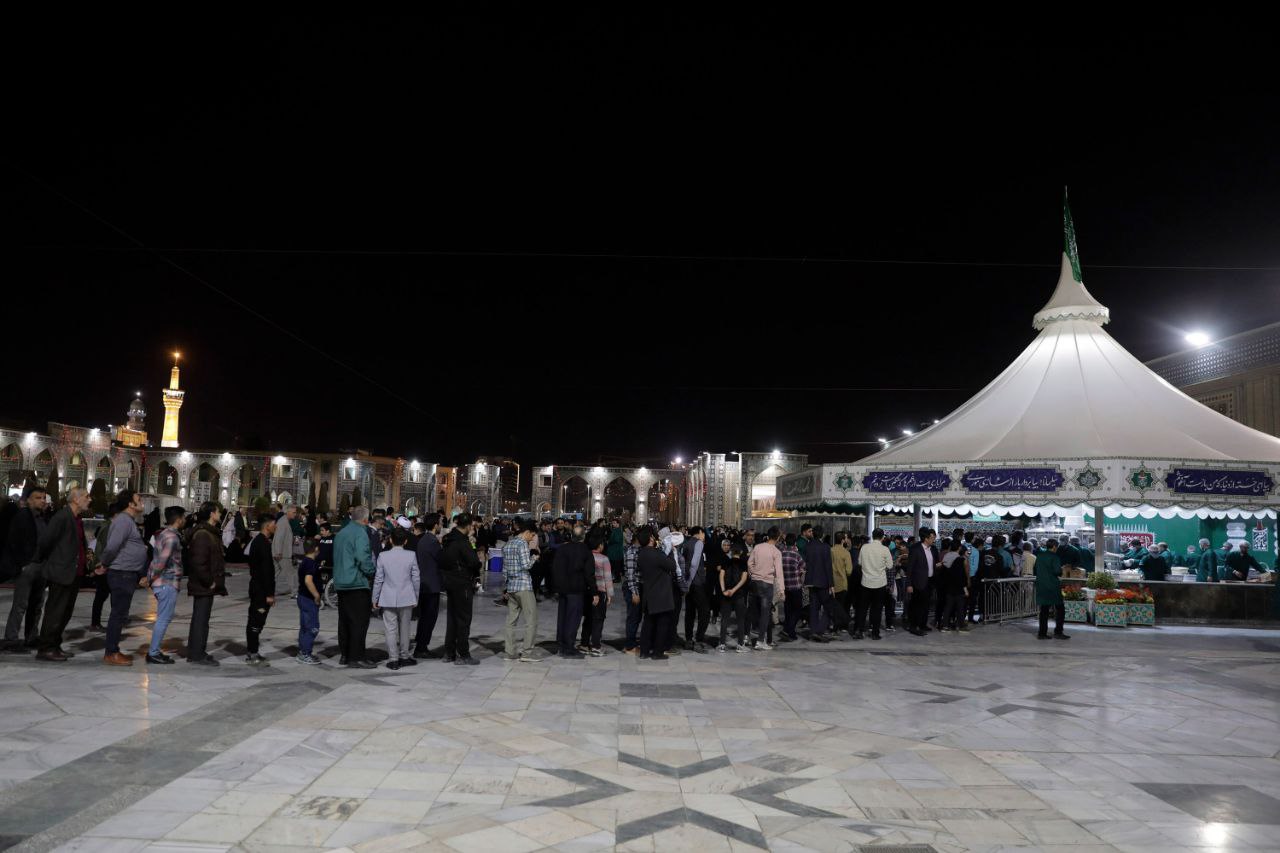 همزمان با شب ولادت فرخنده حضرت مهدی(عج)، چهارمین چایخانه دائمی حرم مطهر رضوی در صحن امام حسن مجتبی(ع) افتتاح شد.