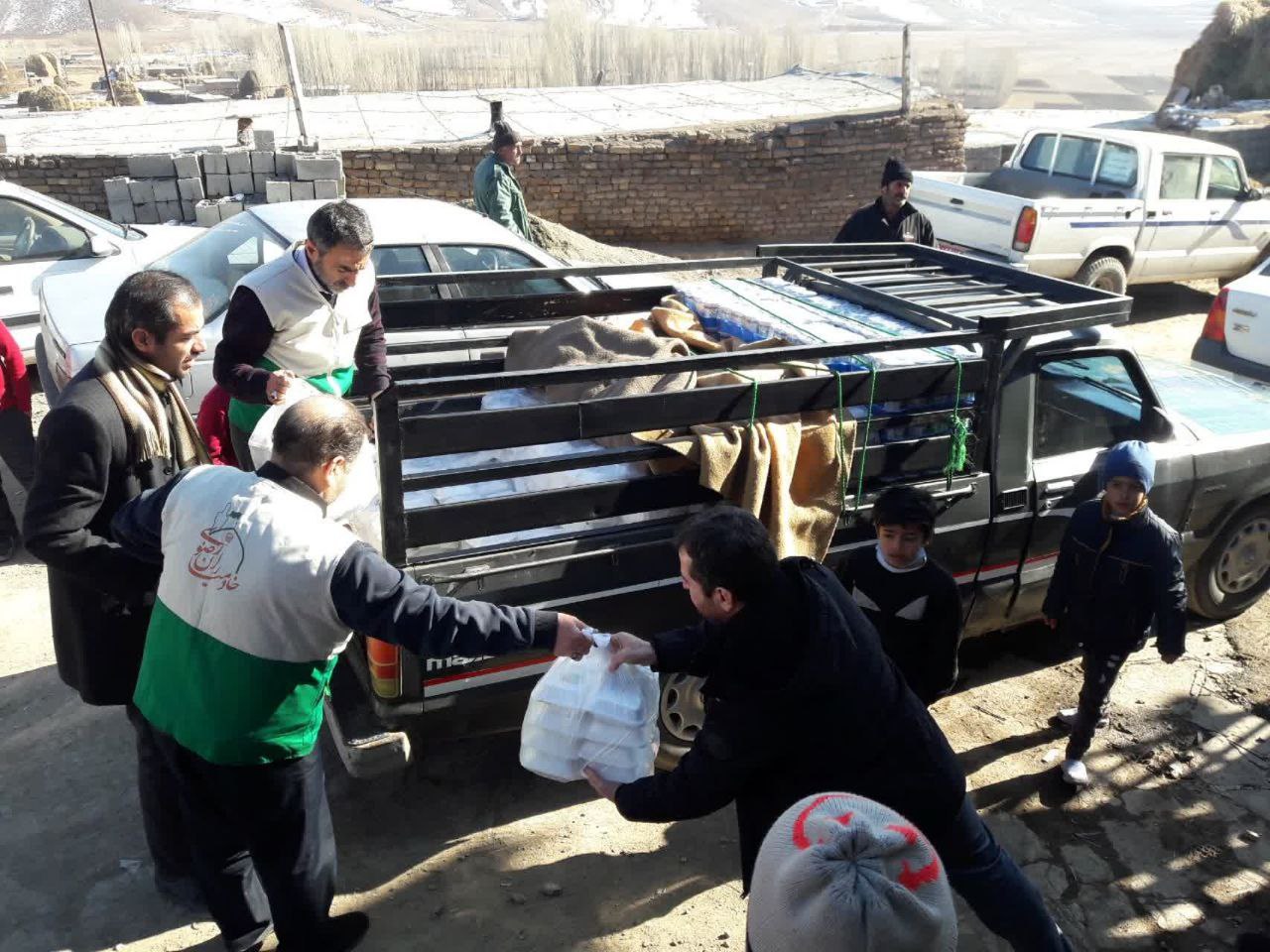 خادمیاران رضوی به‌ موازات توزیع 70هزار پرس غذای گرم، 7 هزار قرص نان و 20 میلیارد ريال لوازم ضروری، در روزهای ابتدایی زلزله صورت گرفت و بیش از دو هزار بسته معیشتی به ارزش 25 میلیارد ريال با مشارکت بانک سپه تهیه و با اولویت خانواده‌هایی که خانه‌هایشان آسیب بیشتری دیده است، توزیع خواهد شد.