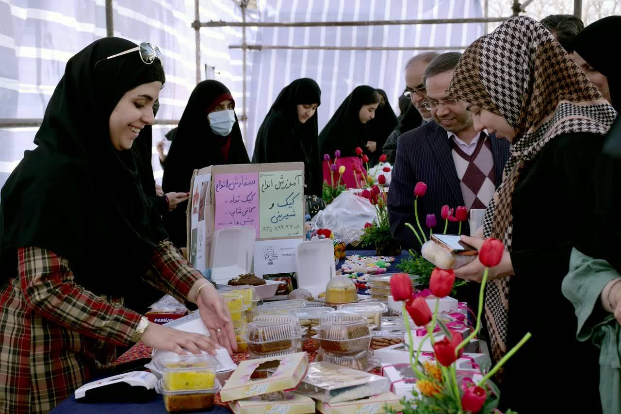 به مناسبت اعياد شعبانيه و در آستانه سال جديد، به همت كانون‌هاي آرزوي لبخند و كارآفريني واحد خواهران با حمايت معاونت فرهنگي و دانشجويي دانشگاه بین المللی امام رضا(ع)، بازارچه نوروزي و كارآفريني جوان برگزار شد.
