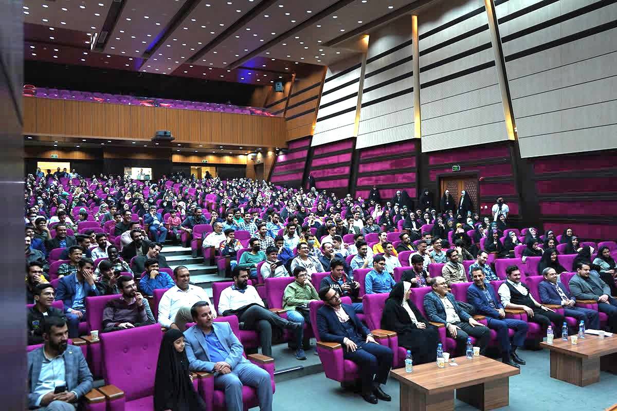 جشن نيمه شعبان به همت معاونت فرهنگي و دانشجويي دانشگاه بين المللي امام رضا(ع) با همكاري كانون مهدويت اين دانشگاه در سالن همايش‌هاي امام رضا(ع) موسسه تربيت بدني آستان قدس برگزار شد.