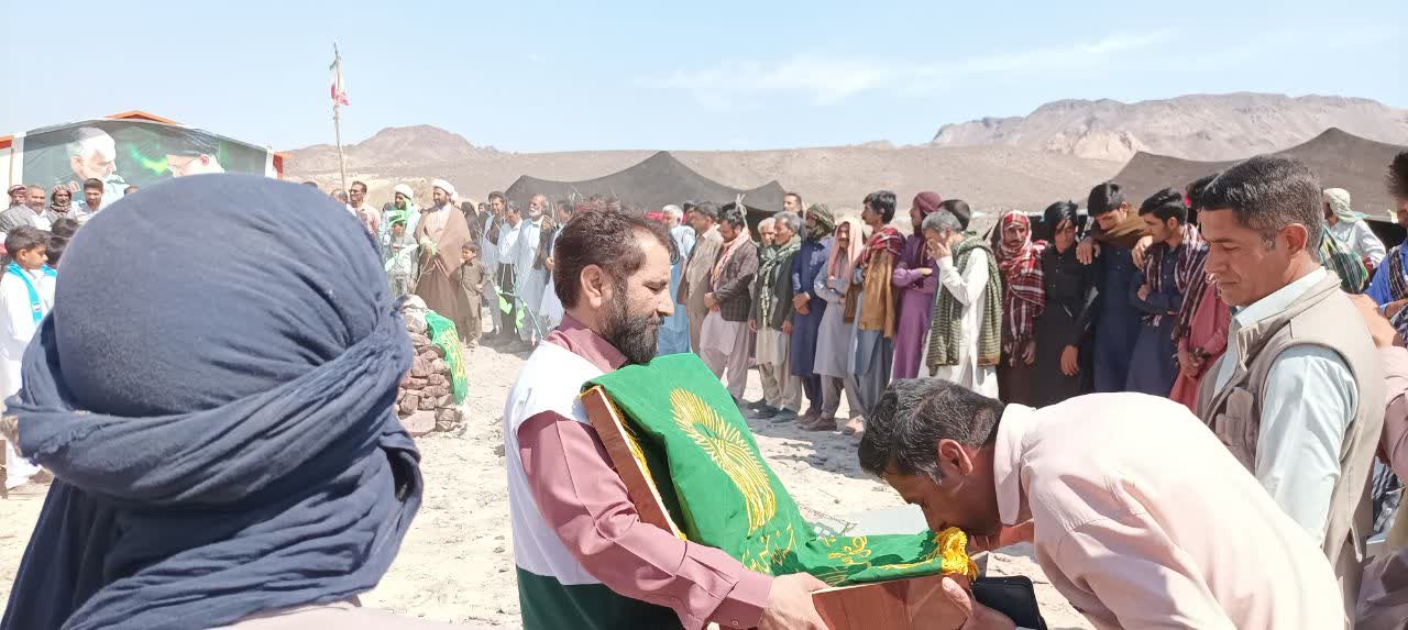 همزمان با روز نیمه شعبان سیاه چادرهای ریگان معطر به عطر پرچم متبرک حرم امام مهربانی ها شد.