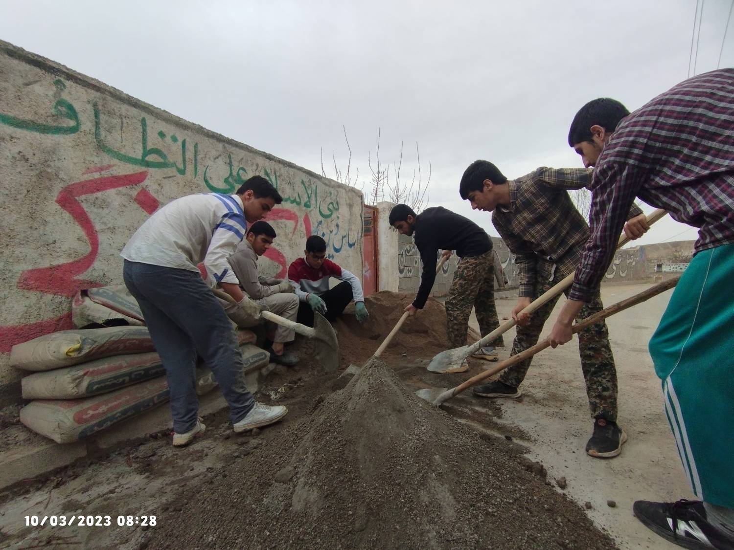 این سومین باری است که پسران دانش آموز دبیرستان علوم و معارف اسلامی امام رضا(ع) با شرکت در یک اردوی جهادی قدمی برای رفع کمبودهای اهالی یک منطقه کم برخوردار در حشایه شهر مشهد برمی‌دارند. 