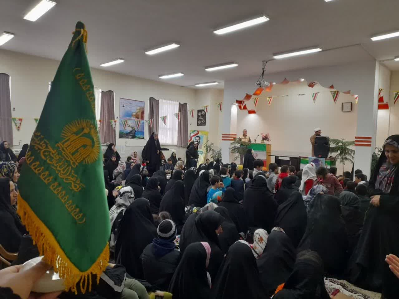 خادمیاران کانون خدمت رضوی شهرستان فریدونشهر در برنامه ای مشترک با اداره آموزش و پرورش و ناحیه مقاومت سپاه شهرستان جشن بزرگ «منتظران ظهور» را برگزار کردند.