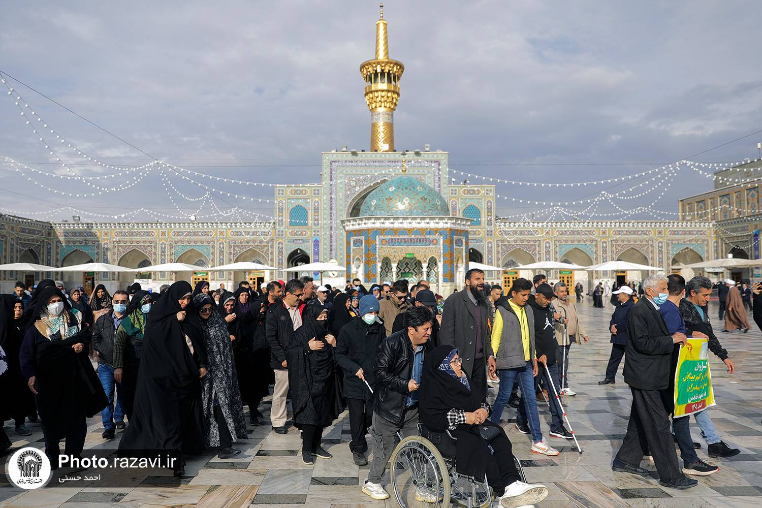 دل‌های روشن شان برای دیدار با روشنی، آرام و قرار ندارد. پشت به پشت هم آماده ورود به بارگاه منور رضوی هستند. با چشمانی که ظاهرا «سو» ندارد اما به سوی بارگاه منوری کشیده شده که آرامش و قرار زائرانش را ضمانت کرده است. آنها مسافرانی از شمال هستند، از طبرستان بزرگ، از مازندران. حال زیارت شان با باران لطیف عصرگاهی، طراوتی بی مثل و مثال پیدا کرده است. 