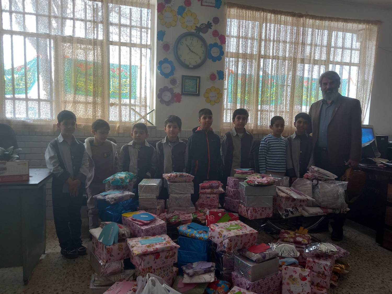 چند ماهی است، درختچه‌ای متفاوت وسط سالن مدرسه در معرض دید دانش آموزان قرار گرفته که شکوفه‌های رنگارنگی دارد و برخلاف دیگر درختان، برای به بار نشستن چشم انتظار گرمای تابستان نیست و چشم به دست گرم و پر مهر بچه‌های مدرسه دوخته.    