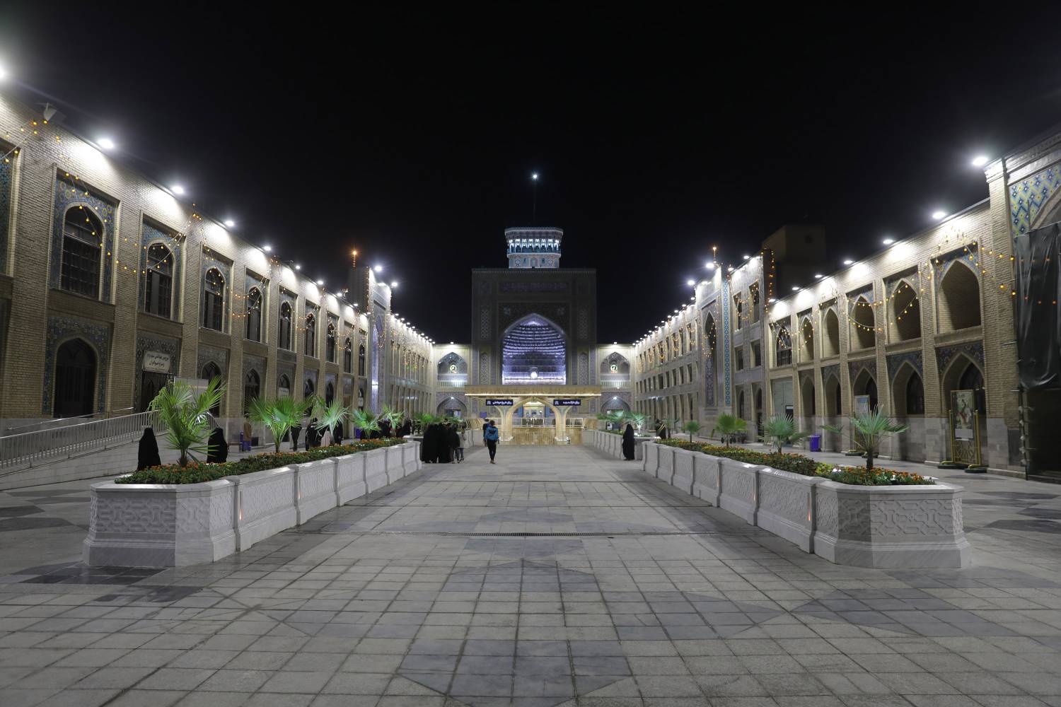 با پایان عملیات زیباسازی، نورپردازی و بهسازی ورودی بست نواب صفوی، این مسیر زیباتر از گذشته در اختیار زائران و مجاوران قرار گرفت.