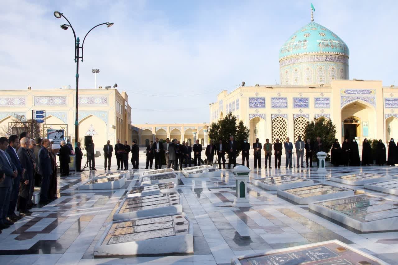 به مناسبت سالروز بزرگداشت مقام شهدا، گلزار شهدای آرمیده در زیارتگاه شهید آیت الله مدرس وابسته به موسسه فرهنگی و بقاع متبرکه آستان قدس رضوی عطر افشانی شد.