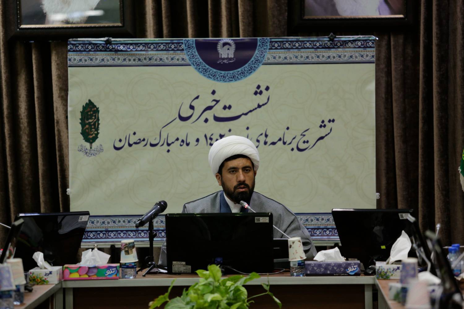 معاون تبلیغات اسلامی حرم مطهر رضوی گفت: برنامه‌های نوروزی ۱۴۰۲ حرم مطهر رضوی از ۲۵ اسفند ۱۴۰۱ آغاز می‌شود و زائران و مجاوران در این مدت از 600 ویژه برنامه تبلیغی و فرهنگی بهره‌مند خواهند شد.