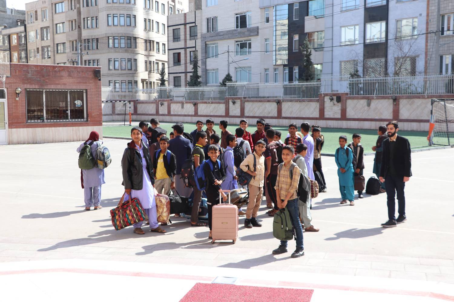 در پی هماهنگی‌های انجام شده توسط بنیاد فرهنگی رضوی، اولین گروه دانش آموزی زیارت اولی اهل منطقه جازموریان وارد مشهد شدند. 