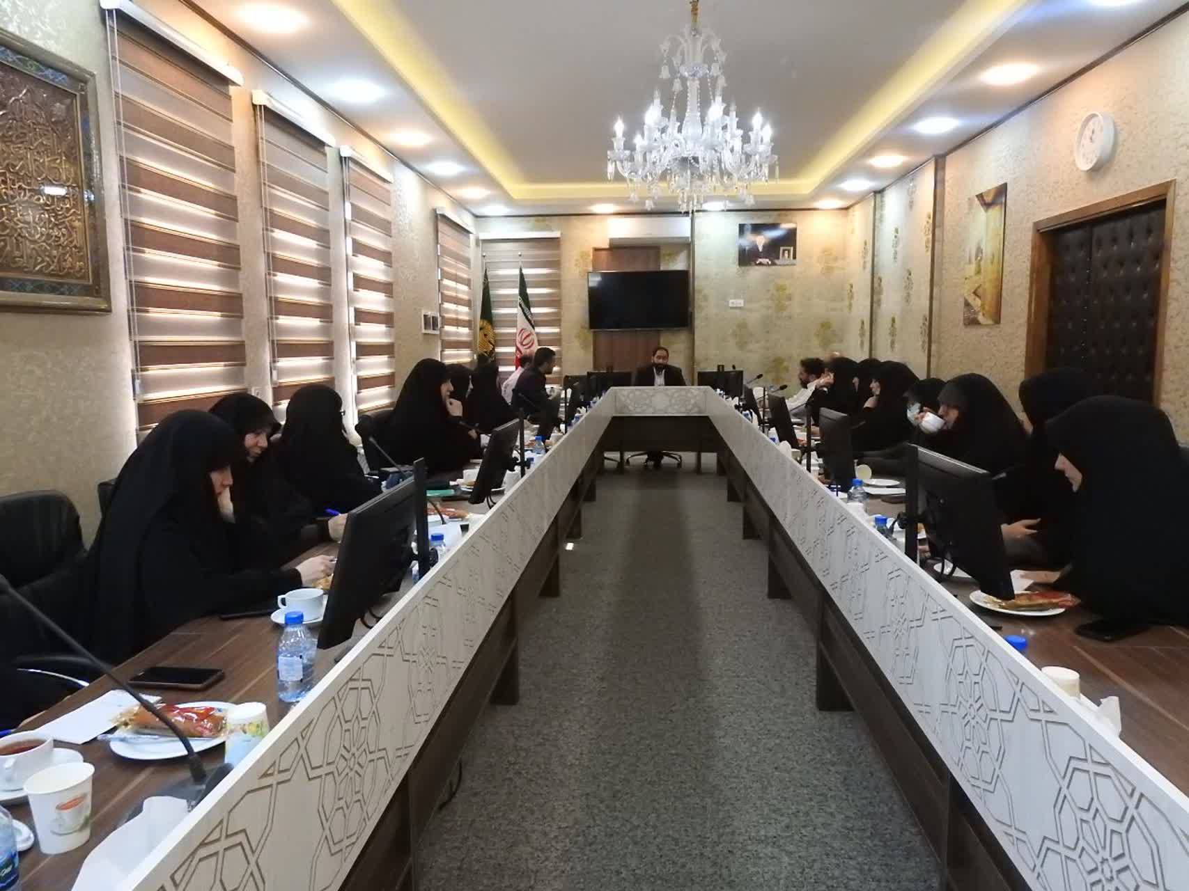 مدیران بنیاد کرامت رضوی در دیدار با اپراتورهای سامانه ملی پاسخگویی 138 به پاسخگویی سؤالات پرتکرار زائران پرداختند .