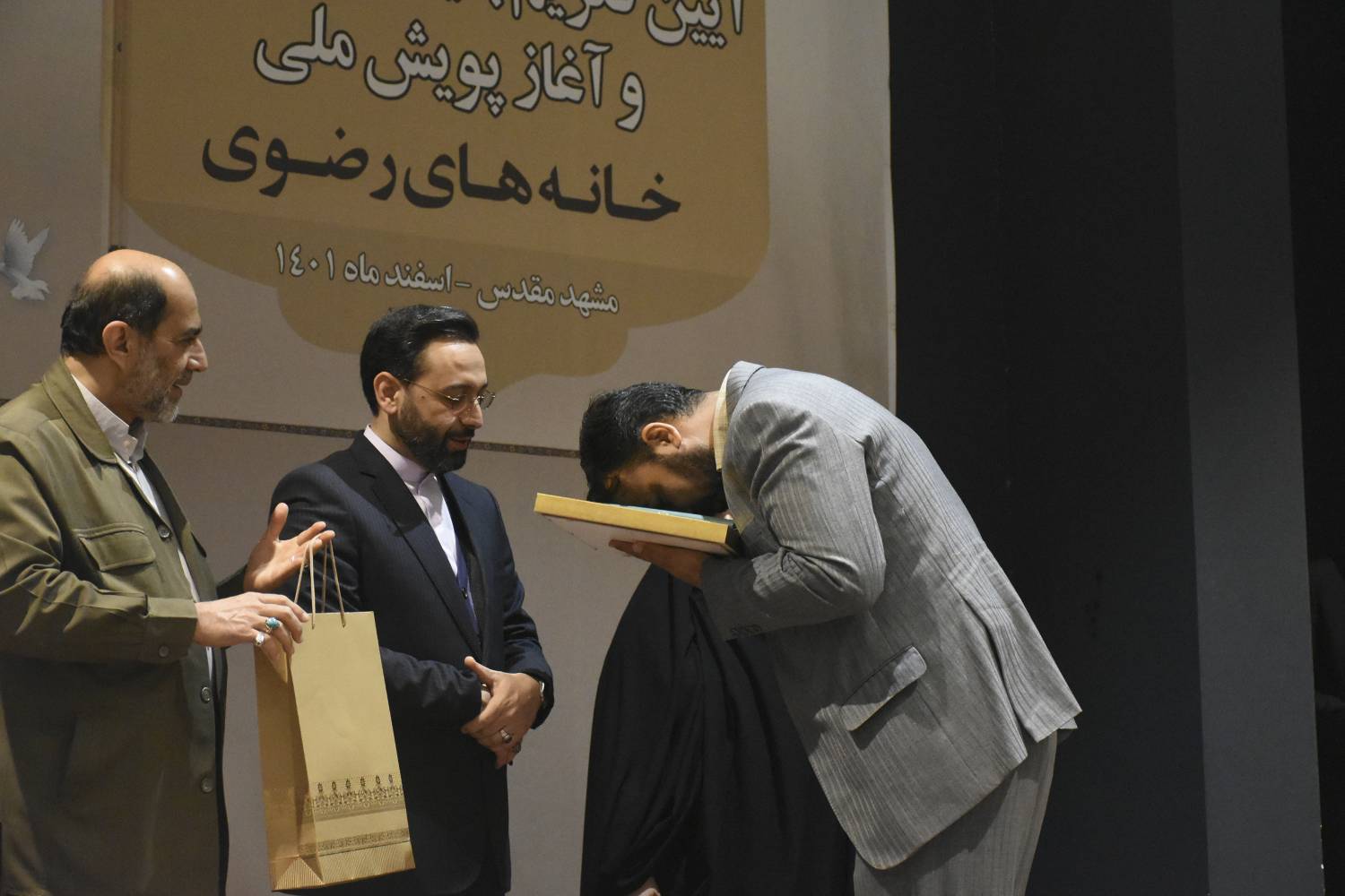 مدیر مرکز بانوان و خانواده بنیاد کرامت رضوی از آغاز به کار پویش «خانه‌های رضوی» با هدف خدمت رسانی مجاوران به زائران نوروزی در حوزه تامین اسکان خبرداد. 