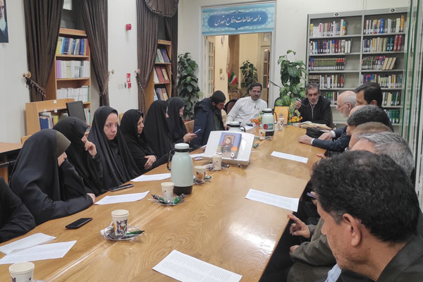 اندیشه‌های پروین اعتصامی به همت کتابخانه مرکزی آستان قدس رضوی و با حضور استاد زبان پارسی در نشست خوانش متون ادبی مورد بررسی قرار گرفت. 