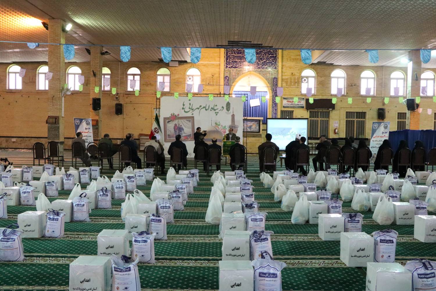 بنیاد کرامت رضوی پس از توزیع 70هزار پرس غذای گرم، 7 هزار قرص نان و 20 میلیارد ريال کمک‌هزینه بازسازی منازل مسکونی، این بار بیش از دو هزار بسته معیشتی به ارزش 25 میلیارد ريال را میان زلزله‌زدگان خوی توزیع کرد.