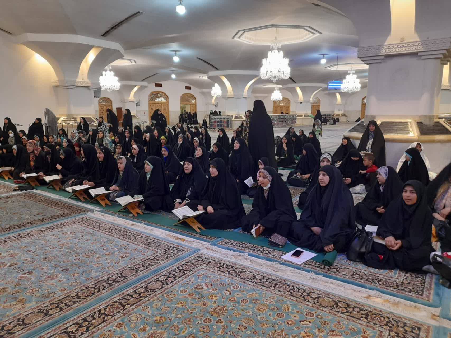  همزمان با  آغاز ماه مبارک رمضان از سوی دارالقران الکریم حرم مطهر رضوی، کرسی‌های آموزشی «تفسیر موضوعی نهج البلاغه»  و «صحیفه سجادیه» در حرم مطهر امام رضا(ع) میزبان حضور زائران و مجاوران خواهد بود. 