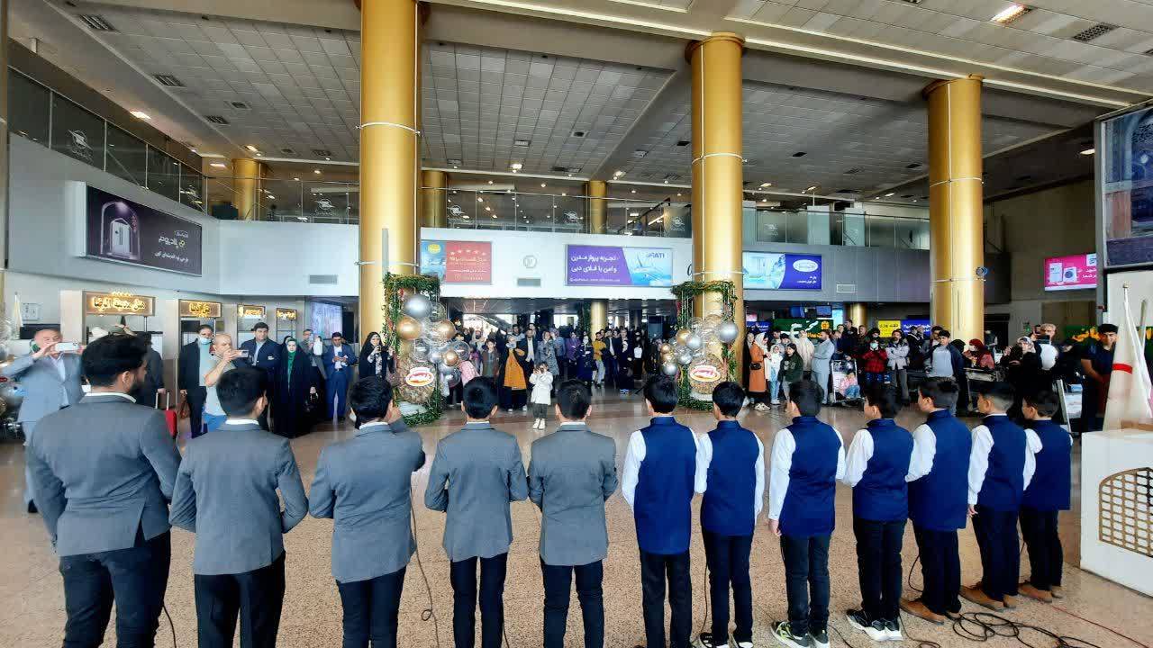 مؤسسه آفرینش‌های هنری آستان قدس رضوی با اجراهای زنده سرودهای رضوی در مشهدمقدس به استقبال زائران نوروزی رفت.