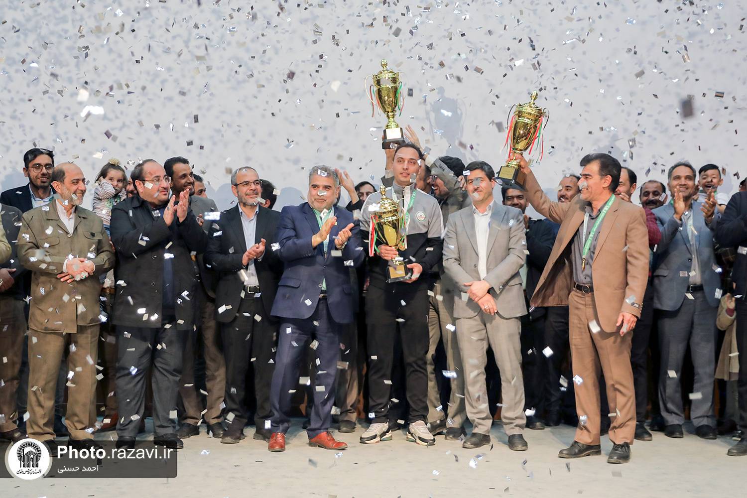 آیین اختتامیه مسابقات فوتسال کارکنان آستان قدس رضوی به میزبانی سالن همایش‌های موسسه تربیت‌بدنی بنیاد کرامت رضوی برگزار شد.