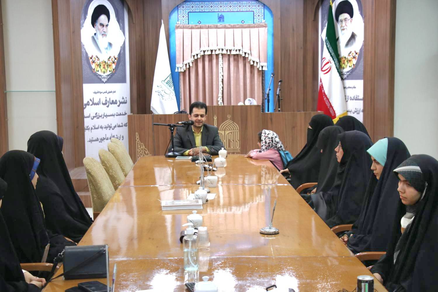 جمعی از خواهران طلاب حوزه علمیه سبزوار از بنیاد پژوهش‌های اسلامی آستان قدس رضوی دیدن کردند و از نزدیک با فعالیت‌ها و دستاوردهای پژوهشی این مجموعه آشنا شدند.