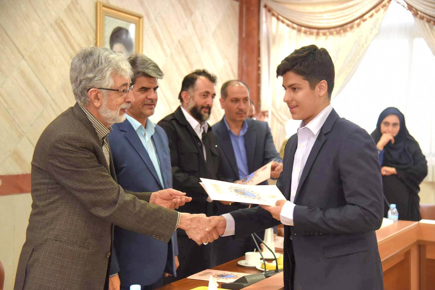 در مراسمی به همت معاونت آموزش بنیاد فرهنگی رضوی، از ۱۷ دانش آموز دختر و پسر برگزیده مرحله اول المپیادهای علمی از مدارس امام رضا(ع) در حضور دکتر حداد عادل در سالن کنفرانس دبیرستان علوم و معارف اسلامی امام رضا(ع) تقدیر به عمل آمد. 