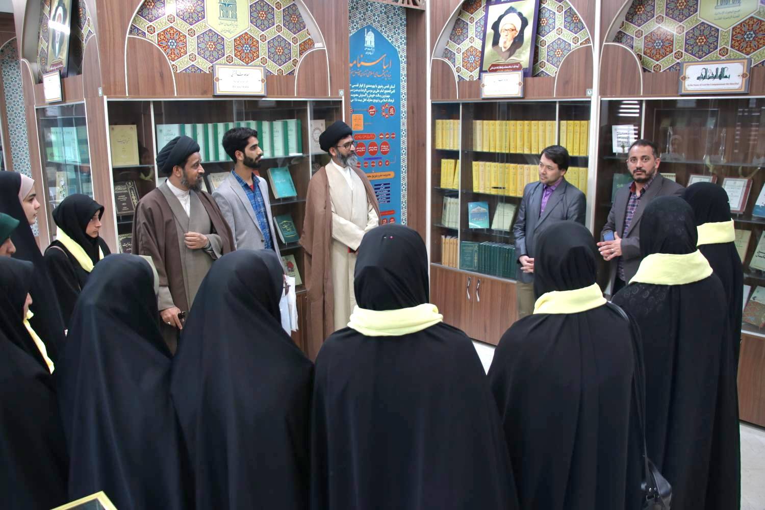 جمعی متشکل از 14 دانشجو و طلبه حوزه علمیه امام خمینی(ع) از کشور هندوستان ضمن حضور در بنیاد پژوهش‌های اسلامی آستان قدس رضوی از نزدیک با فعالیت‌های این مجموعه آشنا شدند.