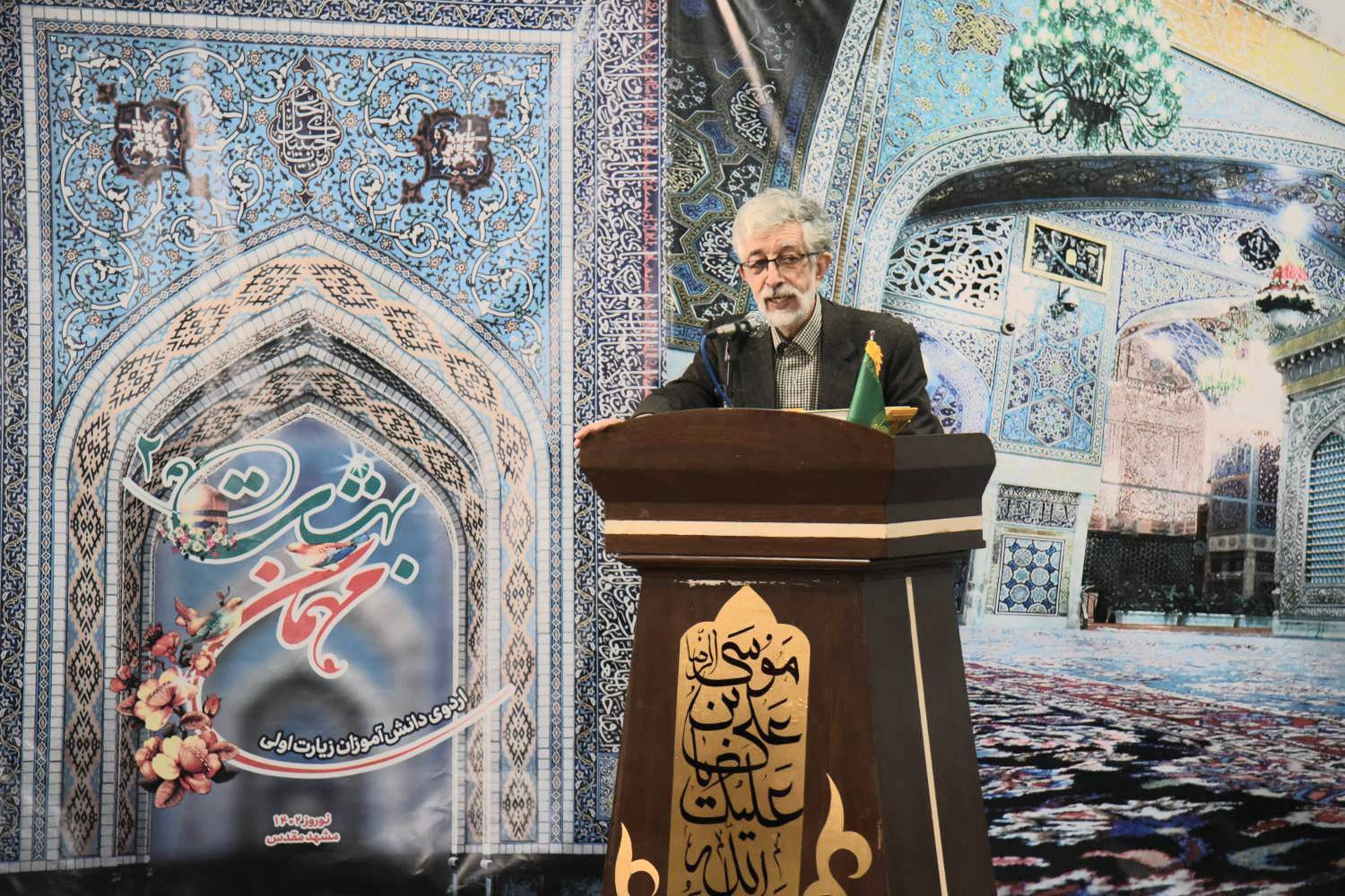 دکتر غلامعلی حداد عادل در آیین بدرقه پسران دانش آموز طرح «مهمان بهشت» گفت: گستردگی آثار و برکات آستان قدس رضوی از نتایج انقلاب اسلامی است.