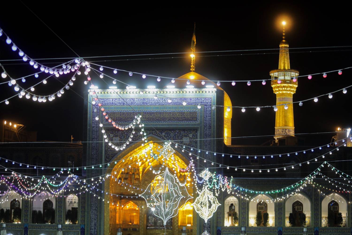 صحن و سرای بارگاه منور رضوی با فضاآرایی ویژه از جمله نصب 28 هزار متر ریسه رنگی و 20 المان نوری، مهیای استقبال از نوروز 1402 شده است.