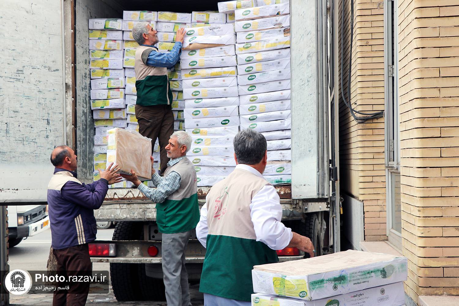 از مناطق سيل زده خوزستان و لرستان و بلوچستان گرفته تا دشت‌هاي بي آب و تفتيده سيستان؛ از مناطق محروم خراسان گرفته تا شهرهاي زلزله زده کرمانشاه؛ از شمال تا جنوب و از شرق تا به غرب؛ در اين گستره و هر جا که نياز به حضورشان باشد، ردپاي آنها ديده مي‌شود؛ رد حمايت‌هاي مستقيم و غيرمستقيم؛ مالي و غيرمالي؛ يدي و معنوی...